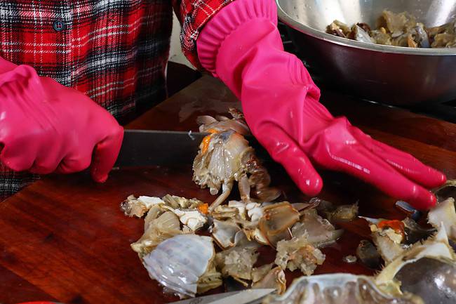 Enhance the Flavor: Fresh and Live Crabs for Spicy Raw Crab